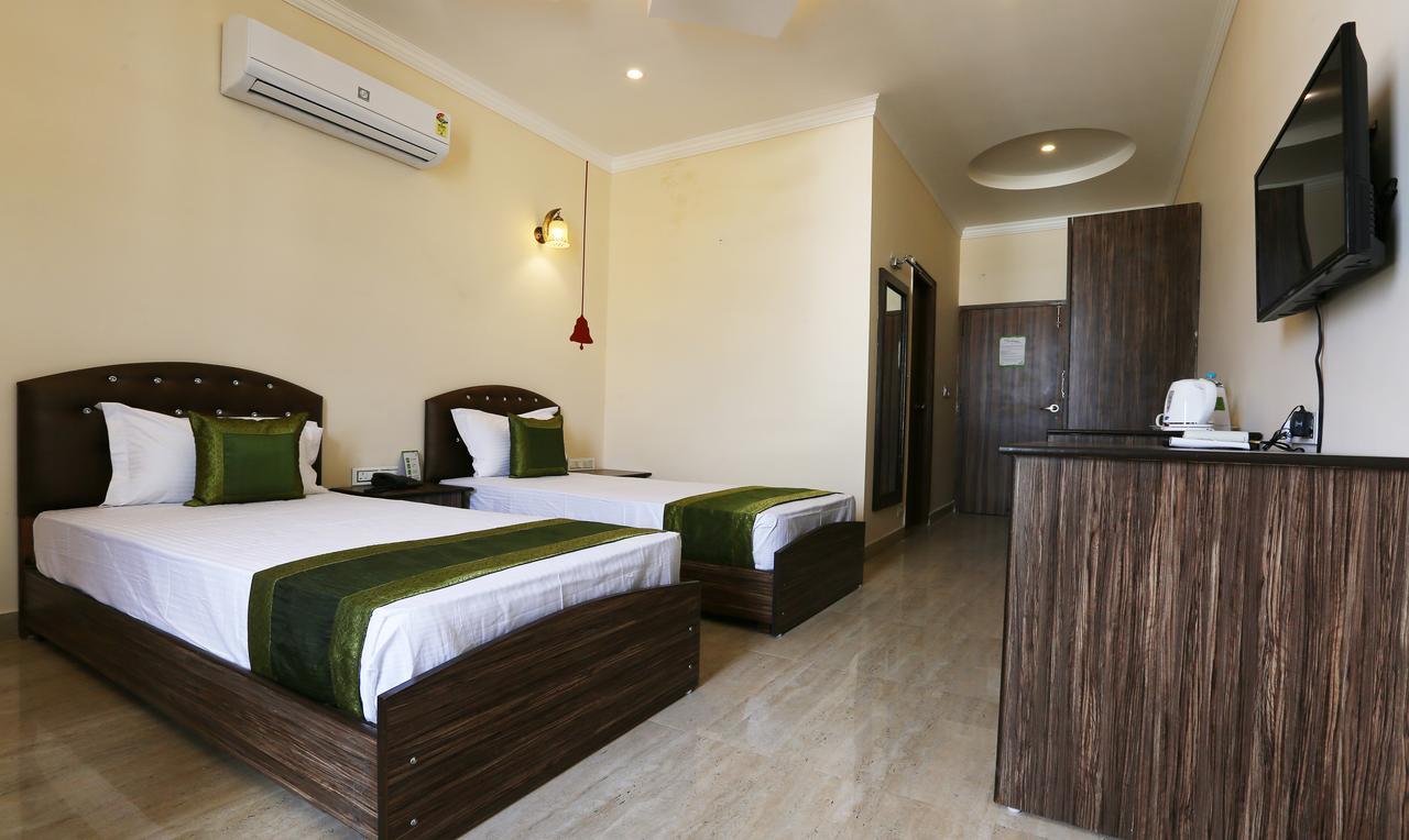 Treebo Blessing Bells Hotel Dehradun Buitenkant foto